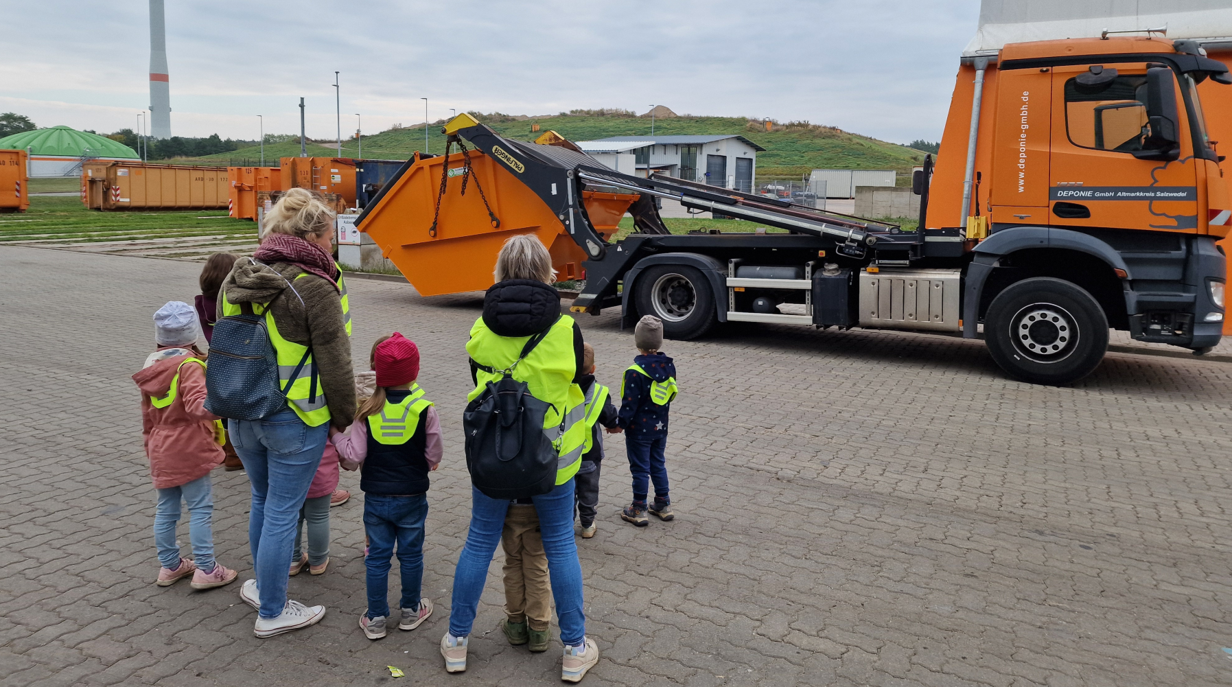 Besuch der Kita Schlumpfenvilla aus Jeseritz auf unserem Abfallwirtschaftshof in Gardelegen