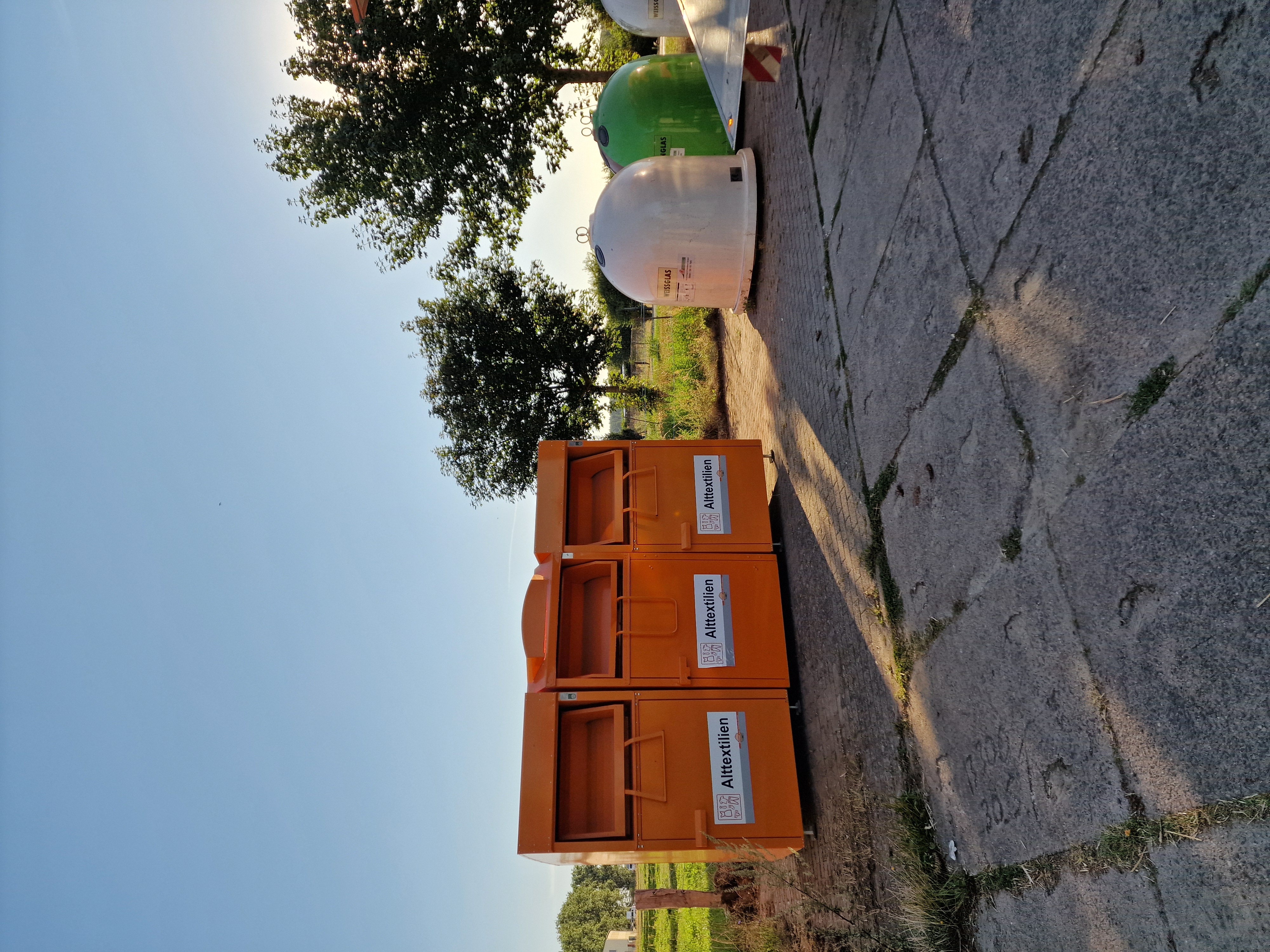 Neue Altkleidercontainer in Klötze