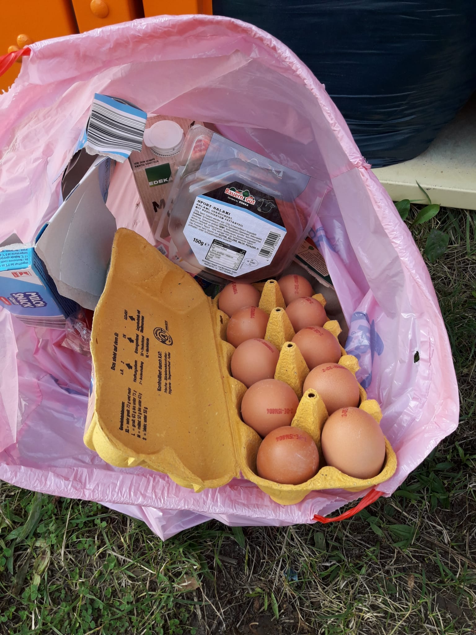 Eier, Wurst & Co. – wenn der Altkleidercontainer zum Müllplatz wird